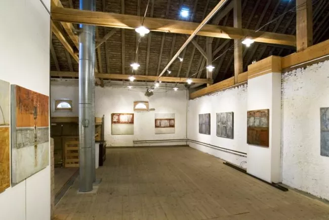 Tableaux exposés et mis en lumière au sein de la galerie de l'Espace Culturel