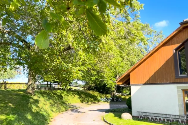 Vue de la cour du bâtiment de l'Espace Culturel
